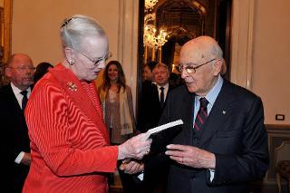Il Presidente Giorgio Napolitano dona a S.M. la Regina Margherita II di Danimarca un libro