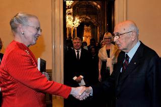 Il cordiale saluto tra il Presidente della Repubblica Giorgio Napolitano e S.M. la Regina Margherita II di Danimarca