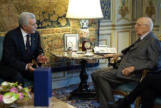 Il Presidente Giorgio Napolitano con il Sen. Oreste Tofani, Presidente della Commissione Parlamentare di inchiesta sul fenomeno degli infortuni sul lavoro, in occasione dell'incontro con una delegazione della Commissione