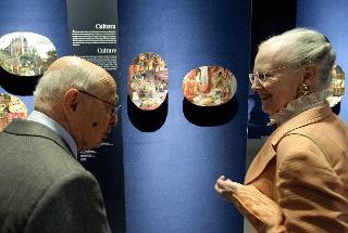 Il Presidente Giorgio Napolitano con S.M. Margherita II, dinanzi ai decoupages realizzati dalla Regina di Danimarca e esposti alla mostra &quot;I regni immaginari&quot;