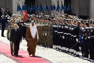 Il Presidente Giorgio Napolitano e l'Emiro dello Stato del Qatar. S.A. lo Sceicco Hamad Bin Khalifa Al-Thani, passano in rassegna il picchetto d'onore, schierato nel Cortile d'Onore in occasione della visita di Stato