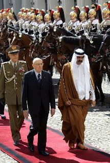Il Presidente Giorgio Napolitano e l'Emiro dello Stato del Qatar. S.A. lo Sceicco Hamad Bin Khalifa Al-Thani, passano in rassegna il picchetto d'onore, schierato nel Cortile d'Onore in occasione della visita di Stato