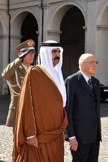Il Presidente Giorgio Napolitano con S.A. lo Sceicco Hamad Bin Khalifa Al-Thani, Emiro dello Stato del Qatar durante gli onori militari, in occasione della visita di Stato in Italia