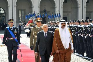 Il Presidente Giorgio Napolitano con S.A. lo Sceicco Hamad Bin Khalifa Al-Thani, Emiro dello Stato del Qatar durante gli onori militari, in occasione della visita di Stato in Italia