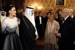 Il Presidente Giorgio Napolitano e l'Emiro dello Stato del Qatar. S.A. lo Sceicco Hamad Bin Khalifa Al-Thani con le rispettive consorti, poco prima del pranzo di Stato