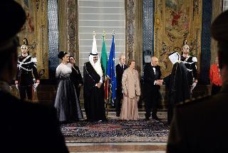 Il Presidente Giorgio Napolitano con l'Emiro dello Stato del Qatar. S.A. lo Sceicco Hamad Bin Khalifa Al-Thani, e le rispettive consorti, nel corso delle presentazioni delle delegazioni poco prima del pranzo di Stato