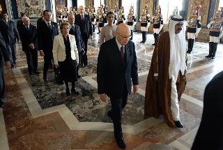 Il Presidente Giorgio Napolitano e l'Emiro dello Stato del Qatar. S.A. lo Sceicco Hamad Bin Khalifa Al-Thani, passano in rassegna il picchetto dei Corazzieri, schierato in occasione del congedo al termine della visita di Stato