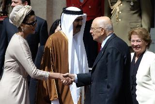 Il Presidente Giorgio Napolitano con l'Emiro dello Stato del Qatar. S.A. lo Sceicco Hamad Bin Khalifa Al-Thani e le rispettive consorti in occasione del congedo al termine della visita di Stato