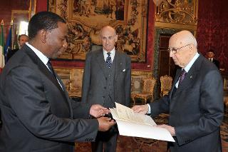 Il Presidente Giorgio Napolitano con il Sig. Samuel Otsile Outlule, nuovo Ambasciatore della Repubblica del Botswana, in occasione della presentazione delle Lettere Credenziali