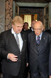 Il Presidente Giorgio Napolitano con Elmar Brok, Presidente della Commissione Affari Esteri del Parlamento Europeo in occasione del Convegno sul tema &quot;L'Unione Europea e le strategie di stabilizzazione politica e sociale dei Paesi extraeuropei del Mediterraneo&quot;