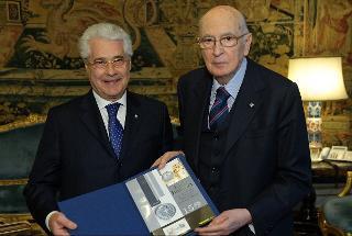 Il Presidente Giorgio Napolitano con il Presidente delle Poste Italiane, Giovanni Ialongo, per la presentazione dei francobolli celebrativi della Lira italiana nel 150° anniversario dell'unificazione del sistema monetario nazionale