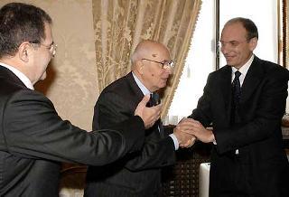 Il Presidente Giorgio Napolitano, con a fianco il Presidente del Consiglio Romano Prodi, saluta Enrico Letta all'arrivo nello studio alla Vetrata