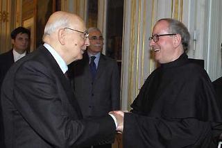 Il Presidente Giorgio Napolitano accoglie Padre Vincenzo Coli, Custode della Basilica Patriarcale di San Francesco in occasione dell'incontro al Quirinale
