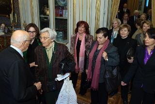 Il Presidente Giorgio Napolitano con Marisa Cinciari Rodano, Daniela Carlà, fondatrici di &quot;Noi Rete Donne&quot;, con una rappresentanza di Associazioni promotrici dell'&quot;Accordo di azione comune per la democrazia paritaria&quot;