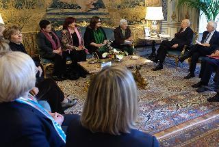 Il Presidente Giorgio Napolitano con Marisa Cinciari Rodano e Daniela Carlà, fondatrici di &quot;Noi Rete Donne&quot;, con una rappresentanza di Associazioni promotrici dell'&quot;Accordo di azione comune per la democrazia&quot;