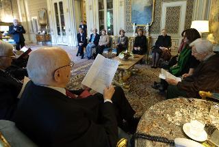 Il Presidente Giorgio Napolitano con Marisa Cinciari Rodano e Daniela Carlà, fondatrici di &quot;Noi Rete Donne&quot;, con una rappresentanza di Associazioni promotrici dell'&quot;Accordo di azione comune per la democrazia&quot;