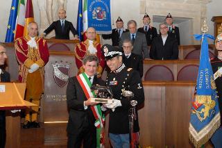 Il Sindaco di Roma, Gianni Alemanno, consegna al Comandante dei Corazzieri, Paolo Carra, la Cittadinanza Onoraria della Città di Roma al Reggimento Corazzieri