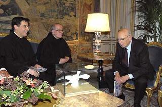 Il Presidente Giorgio Napolitano riceve da Padre Vincenzo Coli, Custode della Basilica Patriarcale di San Francesco, la Colomba della Pace