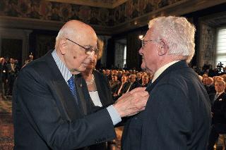 Il Presidente Giorgio Napolitano consegna la Medaglia d'Oro al Merito Civile alla memoria del Signor Natale Betelli al figlio Franco, in occasione del 67° anniversario della Liberazione
