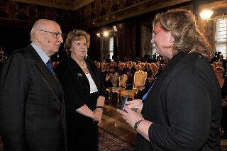 Il Presidente Giorgio Napolitano consegna la Medaglia d'Oro al Merito Civile alla memoria del Dott. Rinaldo Laudi, all'Assessore del Comune di Torino, Signora Maria Cristina Spinosa in occasione del 67° anniversario della Liberazione.