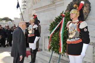 Il Presidente Giorgio Napolitano osserva un minuto di raccoglimento nel corso della deposizione di una corona d'alloro all'Altare della Patria, in occasione del 67° anniversario della Liberazione
