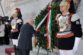 Il Presidente Giorgio Napolitano nel corso della deposizione di una corona d'alloro all'Altare della Patria, in occasione del 67° anniversario della Liberazione