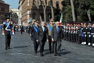 Il Presidente Giorgio Napolitano durante la rassegna di un reparto d'onore schierato con bandiera e banda in occasione della deposizione di una corona d'alloro all'Altare della Patria per il 67° anniversario della Liberazione