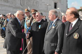 Il Presidente Giorgio Napolitano con i Presidenti delle Associazioni Combattentistiche e d'Arma dopo aver reso omaggio al Milite Ignoto, in occasione del 67° anniversario della Liberazione