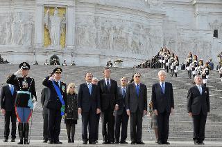 Il Presidente Giorgio Napolitano durante gli onori militari in occasione della deposizione di una corona d'alloro all'Altare della Patria per il 67° anniversario della Liberazione