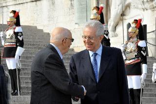 Il Presidente Giorgio Napolitano saluta Mario Monti, Presidente del Consiglio dei ministri, dopo aver deposto una corona d'alloro all'Altare della Patria per il 67° annibversario della Liberazione