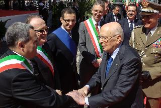 Il Presidente Giorgio Napolitano saluta il Sindaco di Sant'Angelo in Vado, Settimio Bravi, e le altre personalità intevenute alle celebrazioni celebrazioni del 67° Anniversario della Liberazione