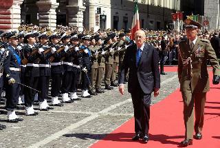 Il Presidente Giorgio Napolitano passa in rassegna il picchetto d'onore schierato in Piazza del Popolo, in occasione delle celebrazioni del 67° Anniversario della Liberazione