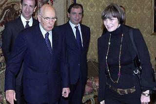 Il Presidente Giorgio Napolitano accoglie Micheline Calmy-Rey, Presidente della Confederazione Svizzera, all'arrivo al Quirinale