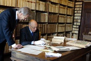 Il Presidente Giorgio Napolitano, con il Conte Vanni, visita la biblioteca di Leopardi
