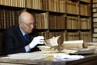Il Presidente Giorgio Napolitano consulta gli scritti di Leopardi nel corso della visita alla biblioteca della casa del poeta