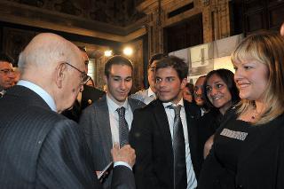 Il Presidente Giorgio Napolitano con i giovani delle organizzazioni Sindacali in occasione della Festa del Lavoro al Quirinale