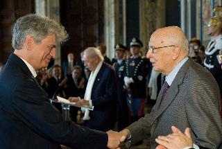 Il Presidente Giorgio Napolitano con Fabrizio Bentivoglio, nel corso della cerimonia di presentazione dei candidati ai Premi &quot;David di Donatello&quot; per l'anno 2012