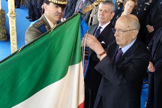 Il Presidente Giorgio Napolitano con a fianco il Ministro della Difesa Amm. Giampaolo Di Paola, conferisce una onorificenza di &quot;Cavaliere dell'Ordine Militare d'Italia&quot; alla Bandiere di Guerra dell'Esercito, in occasione della celebrazione del 151° anniversario della costituzione dell'Arma