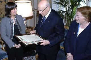 Il Presidente Giorgio Napolitano, a fianco la moglie Clio, osserva l'attestato di Cittadino Onorario di Capalbio consegnatogli dal Sindaco Lucia Biagi