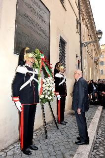 Il Presidente Giorgio Napolitano durante la deposizione di una corona di fiori sotto la lapide che ricorda il luogo del ritrovamento del corpo dell'On. Aldo Moro, nel trentaquattresimo anniversario dell'uccisione dello Statista