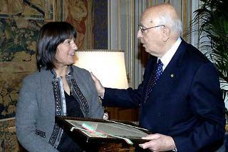Il Presidente Giorgio Napolitano riceve la Cittadinanza Onoraria dal Sindaco di Capalbio, Lucia Biagi in occasione dell'incontro al Quirinale
