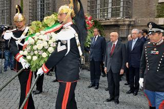 Il Presidente Giorgio Napolitano nel corso della deposizione di una corona di fiori sotto la lapide che ricorda il luogo del ritrovamento del corpo dell'On. Aldo Moro, nel trentaquattresimo anniversario dell'uccisione dello Statista