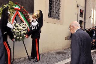 Il Presidente Giorgio Napolitano nel corso della deposizione di una corona di fiori sotto la lapide che ricorda il luogo del ritrovamento del corpo dell'On. Aldo Moro, nel trentaquattresimo anniversario dell'uccisione dello Statista