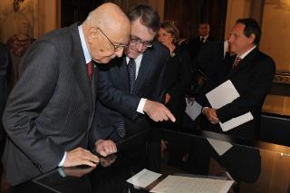Il Presidente Giorgio Napolitano osserva due lettere scritte dall'On. Aldo Moro durante il sequestro da parte delle Brigate Rosse, illustrate dal Prof. Miguel Gotor in occasione del Giorno della Memoria dedicato alle vittime del terrorismo