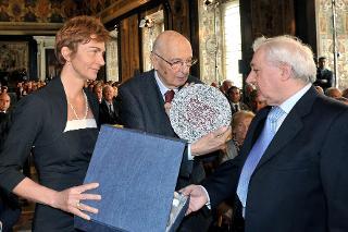 Il Presidente Giorgio Napolitano riceve da Manlio Milani, Presidente dell'Associazione Familiari dei Caduti Strage di Piazza della Loggia una &quot;Formella&quot; del &quot;Memoriale per le Vittime del terrorismo e della violenza politica&quot;