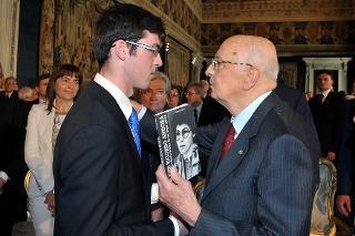 Il Presidente Giorgio Napolitano riceve dal Sig. Matteo Dendena il libro dal titolo &quot;Ora che ricordo ancora&quot; in occasione del Giorno della Memoria dedicato alle vittime del terrorismo