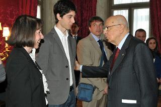 Il Presidente Giorgio Napolitano con gli studenti vincitori di Borsa di studio in occasione del Giorno della Memoria dedicato alle vittime del terrorismo