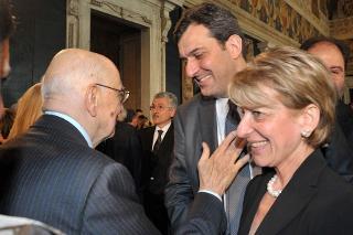 Il Presidente Giorgio Napolitano con Gemma e Mario Calabresi nel corso della cerimonia del Giorno della Memoria dedicato alle vittime del terrorismo