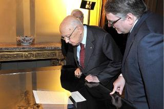Il Presidente Giorgio Napolitano osserva due lettere scritte dall'On. Aldo Moro durante il sequestro da parte delle Brigate Rosse, illustrate dal Prof. Miguel Gotor in occasione del Giorno della Memoria dedicato alle vittime del terrorismo