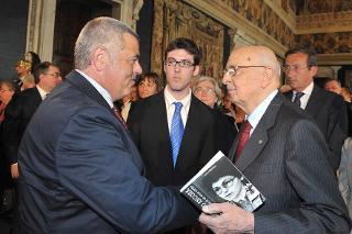 Il Presidente Giorgio Napolitano con Paolo e Matteo Dendena, nel corso della cerimonia del Giorno della Memoria dedicato alle vittime del terrorismo